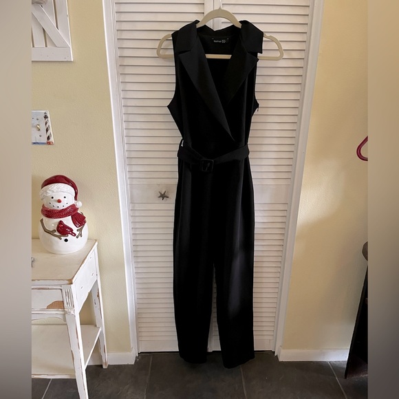 Boohoo Pants - NWOT Sz10 Boohoo black jumpsuit. Lapel, V-neck, belted, side zippy zipper